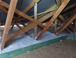 Zateplení novostavby s valbovou střechou pomocí foukané izolace